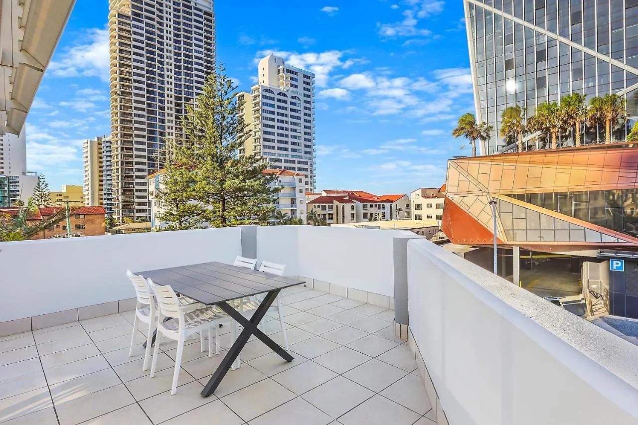 Private Rooftop, 2-Storey Surfers Paradise Apartment With Pool Near Beach! Gold Coast 0*,  Australie